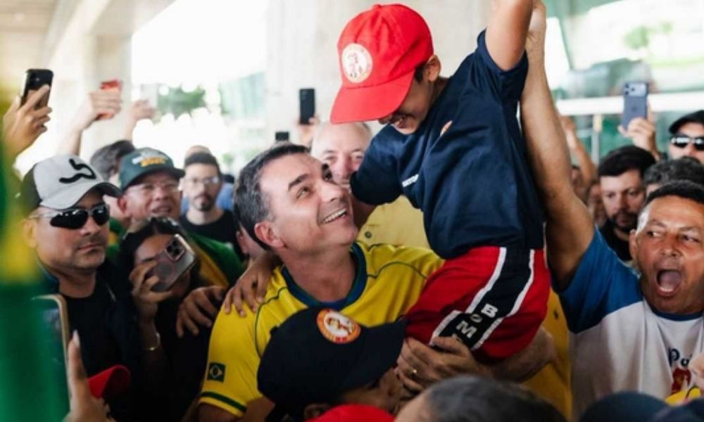 Flávio faz aceno às mulheres e critica segurança pública do PT em 1º discurso no Nordeste flavio-faz-aceno-as-mulheres-e-critica-seguranca-publica-do-pt-em-1o-discurso-no-nordeste