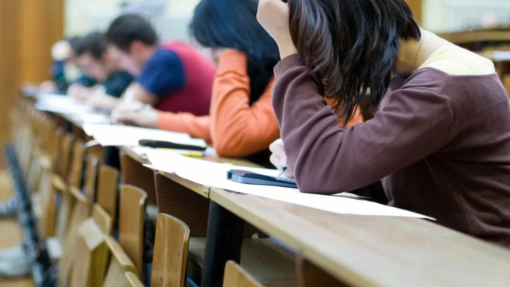 4 em cada 10 alunos de graduação EAD desistem de estudar; número é o maior desde 2014 4-em-cada-10-alunos-de-graduacao-ead-desistem-de-estudar;-numero-e-o-maior-desde-2014