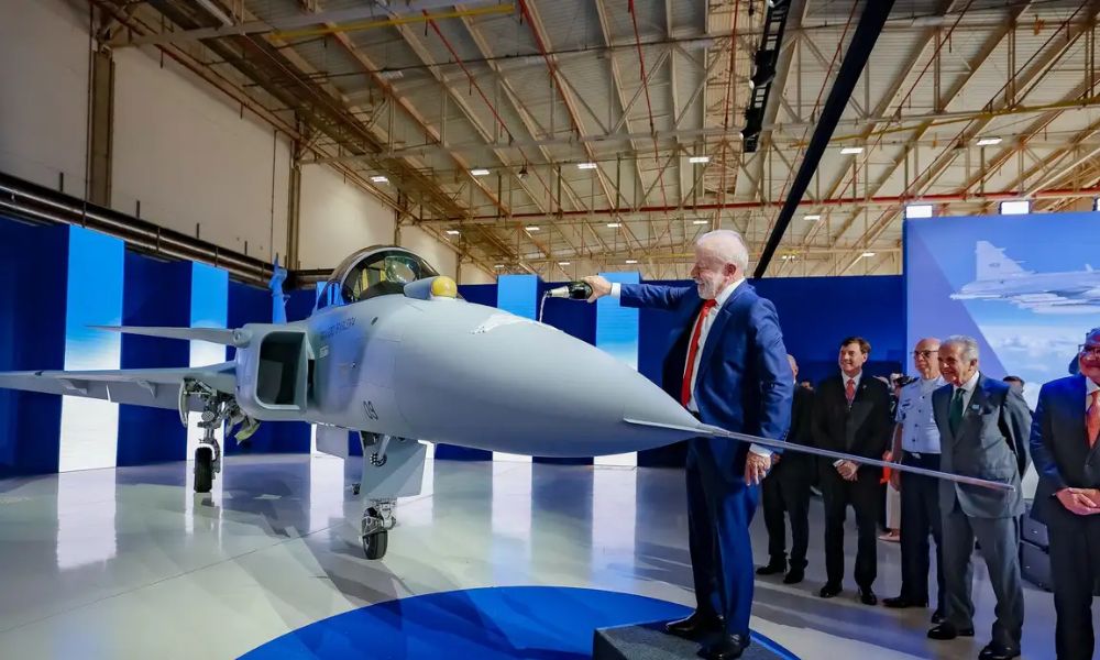 Primeiro caça Gripen produzido no Brasil é apresentado; veja fotos primeiro-caca-gripen-produzido-no-brasil-e-apresentado;-veja-fotos