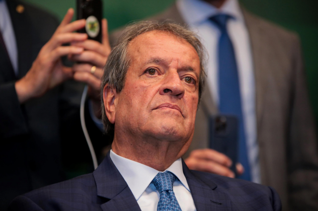 Valdemar declara apoio ‘irrestrito’ a Castro: ‘Não só ficará elegível, como será eleito’ valdemar-declara-apoio-‘irrestrito’-a-castro:-‘nao-so-ficara-elegivel,-como-sera-eleito’