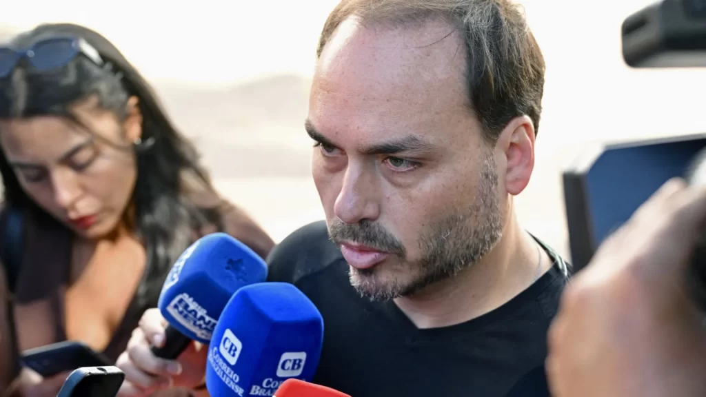 Carlos Bolsonaro publica foto do pai na UTI apesar de proibição; veja carlos-bolsonaro-publica-foto-do-pai-na-uti-apesar-de-proibicao;-veja