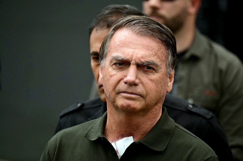 Veja momento da chegada de Bolsonaro à residência após receber alta do hospital veja-momento-da-chegada-de-bolsonaro-a-residencia-apos-receber-alta-do-hospital