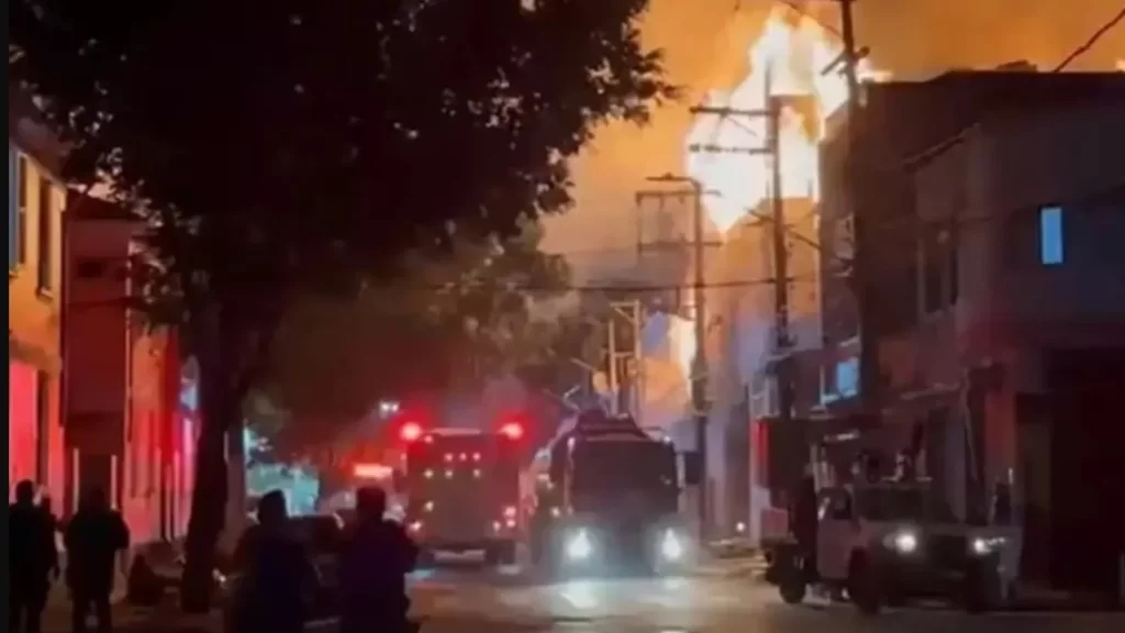 Incêndio de grandes proporções atinge fábrica de mesas de sinuca no Brás, em São Paulo incendio-de-grandes-proporcoes-atinge-fabrica-de-mesas-de-sinuca-no-bras,-em-sao-paulo