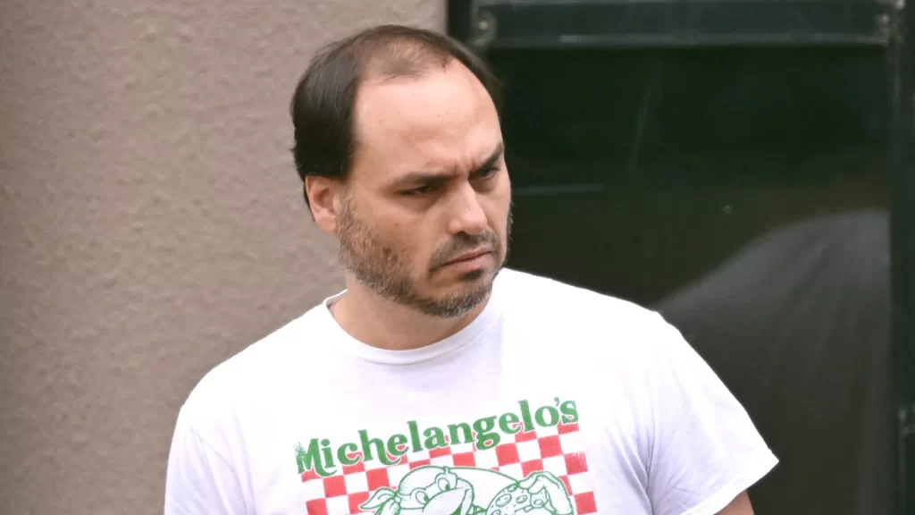 Carlos Bolsonaro diz que ex-presidente está “inchado e irritado” na UTI carlos-bolsonaro-diz-que-ex-presidente-esta-“inchado-e-irritado”-na-uti