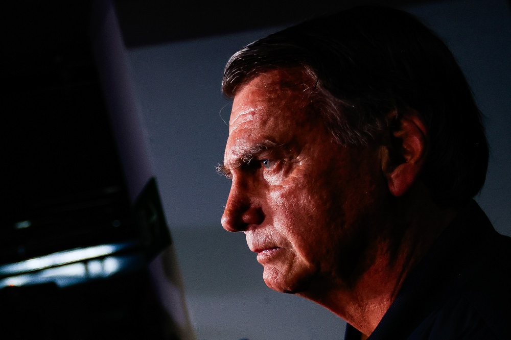 Defesa nega que Bolsonaro usou celular para se comunicar com Eduardo defesa-nega-que-bolsonaro-usou-celular-para-se-comunicar-com-eduardo