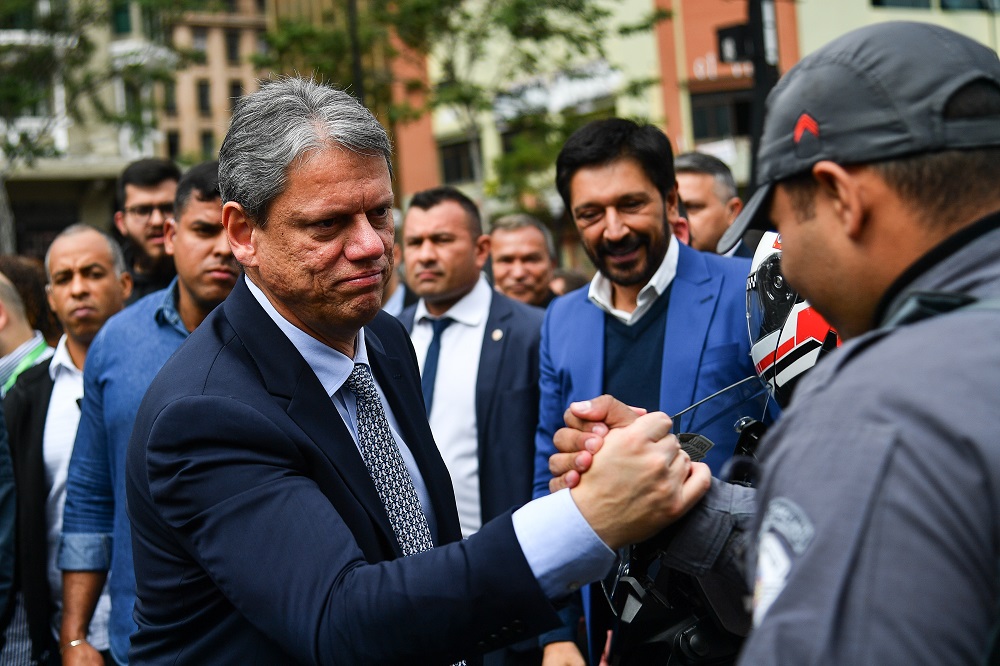 Tarcísio sanciona reajuste salarial de 10% para policiais em SP tarcisio-sanciona-reajuste-salarial-de-10%-para-policiais-em-sp