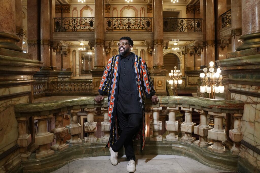 Nego Álvaro leva o samba ao Teatro Municipal ao completar dez anos de carreira nego-alvaro-leva-o-samba-ao-teatro-municipal-ao-completar-dez-anos-de-carreira