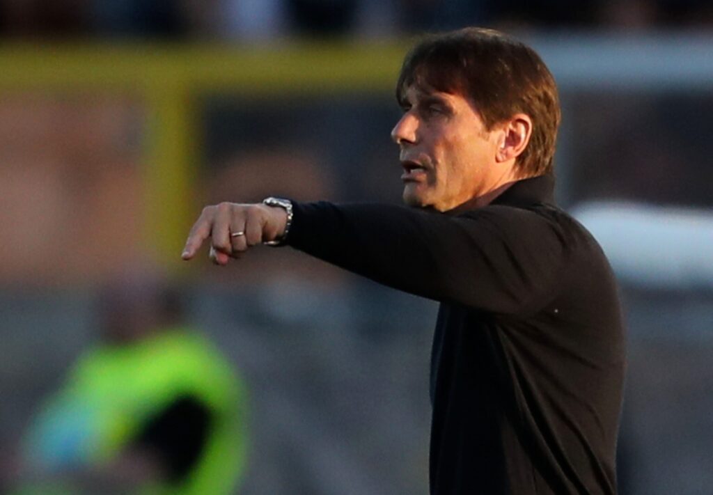 Antonio Conte é o favorito a assumir como novo técnico da Itália antonio-conte-e-o-favorito-a-assumir-como-novo-tecnico-da-italia