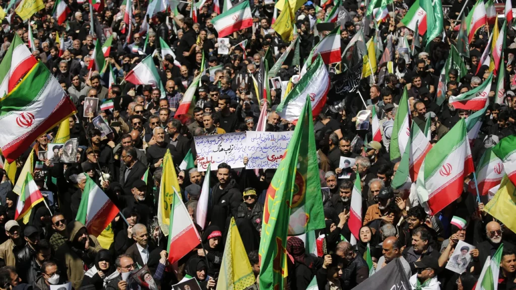 Multidões no Irã marcam 40º dia da morte do líder Supremo Khamenei multidoes-no-ira-marcam-40o-dia-da-morte-do-lider-supremo-khamenei