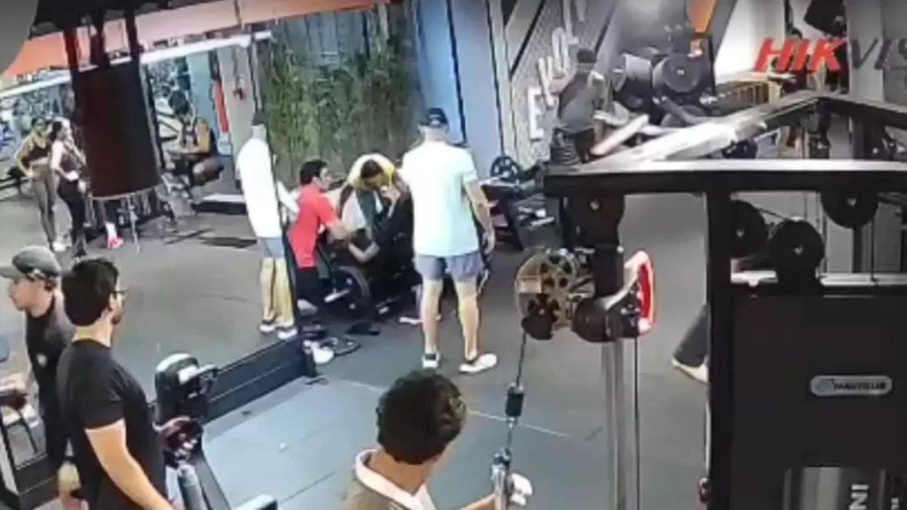 Aparelho com 180 kg falha e jovem quebra os dois joelhos em academia aparelho-com-180-kg-falha-e-jovem-quebra-os-dois-joelhos-em-academia
