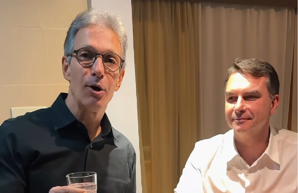 Zema brinca com Flávio Bolsonaro: ‘Convite para ser meu vice’ zema-brinca-com-flavio-bolsonaro:-‘convite-para-ser-meu-vice’