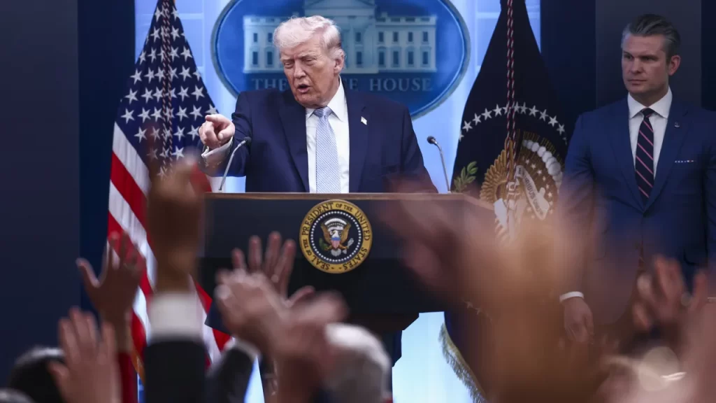 Trump afirma que iranianos “não têm cartas” para negociações exceto Ormuz trump-afirma-que-iranianos-“nao-tem-cartas”-para-negociacoes-exceto-ormuz