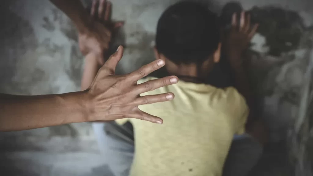 Menino é resgatado nu e desnutrido após quase dois anos preso em van menino-e-resgatado-nu-e-desnutrido-apos-quase-dois-anos-preso-em-van