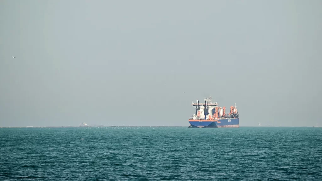 navio-chines-da-meia-volta-apos-sair-de-hormuz;-ira-diz-ter-furado-bloqueio