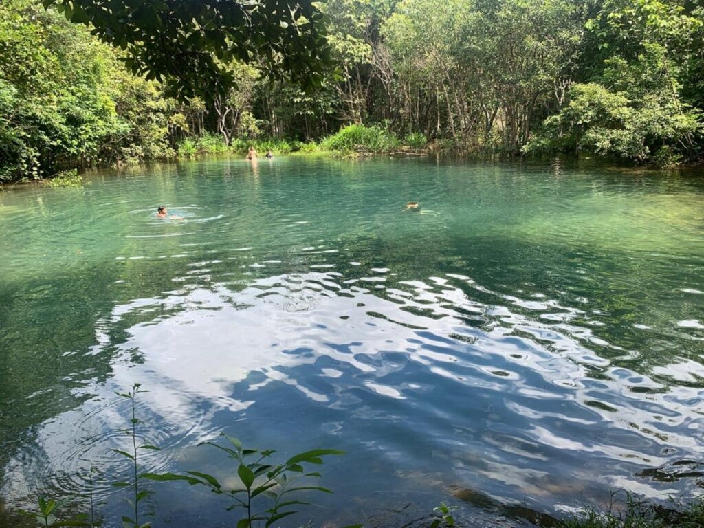 beleza-natural-da-‘lagoa-azul’-atrai-visitantes-em-luzimangues;-area-ainda-nao-e-regulamentada
