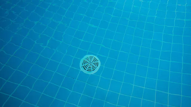Menina de 12 anos morre após cabelo ser sugado por ralo de piscina em SP menina-de-12-anos-morre-apos-cabelo-ser-sugado-por-ralo-de-piscina-em-sp