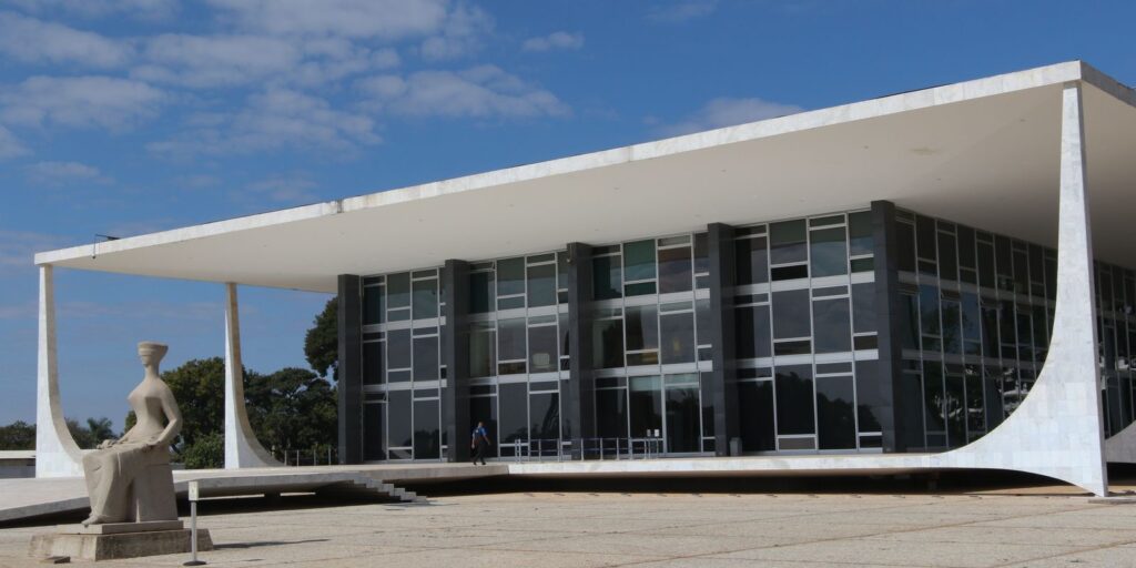 Defesa pede autorização do STF para que Bolsonaro possa operar ombro defesa-pede-autorizacao-do-stf-para-que-bolsonaro-possa-operar-ombro
