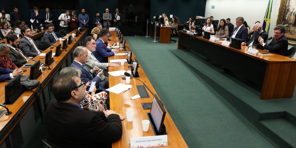 PEC da escala 6×1 abre debate sobre produtividade e hora trabalhada pec-da-escala-6×1-abre-debate-sobre-produtividade-e-hora-trabalhada