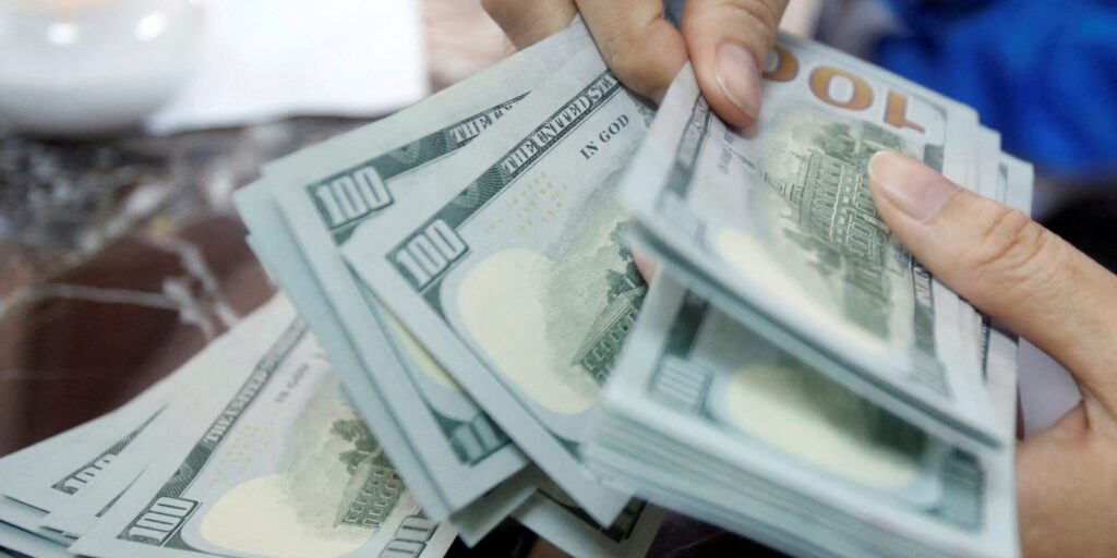 Dólar fecha abaixo de R$ 5, e bolsa cai com cautela global dolar-fecha-abaixo-de-r$-5,-e-bolsa-cai-com-cautela-global