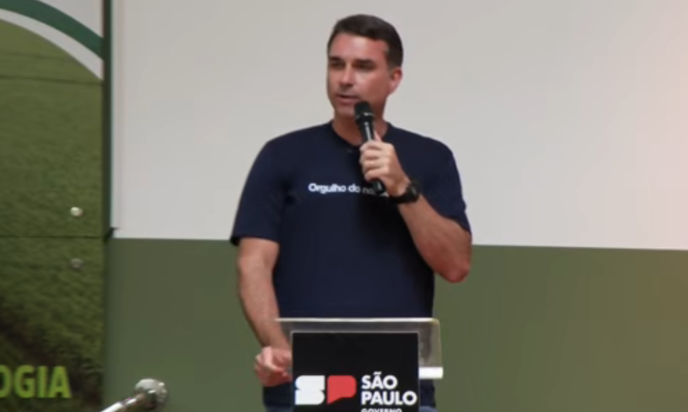 Na Agrishow, Flávio Bolsonaro diz que governo Lula ‘pisa e asfixia o agro’ na-agrishow,-flavio-bolsonaro-diz-que-governo-lula-‘pisa-e-asfixia-o-agro’