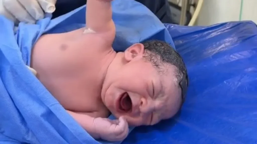 Recém-nascido não larga médico e momento viraliza; veja o momento! recem-nascido-nao-larga-medico-e-momento-viraliza;-veja-o-momento!