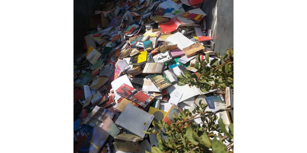 Prefeitura de Osasco joga no lixo livros de biblioteca municipal prefeitura-de-osasco-joga-no-lixo-livros-de-biblioteca-municipal