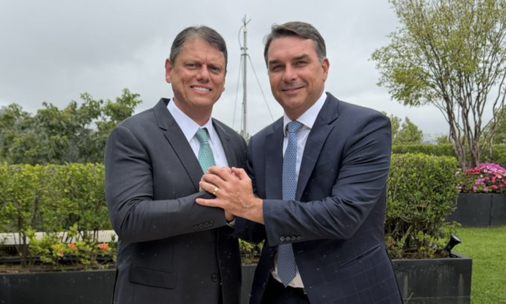 Tarcísio chama Flávio Bolsonaro de ‘próximo presidente’ em evento do governo de SP tarcisio-chama-flavio-bolsonaro-de-‘proximo-presidente’-em-evento-do-governo-de-sp