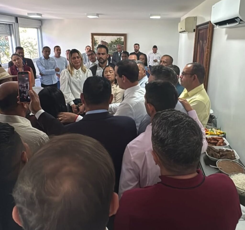 Política | Em Brasília, Vicentinho Júnior recebe dezenas de vereadores durante Marcha e é aclamado