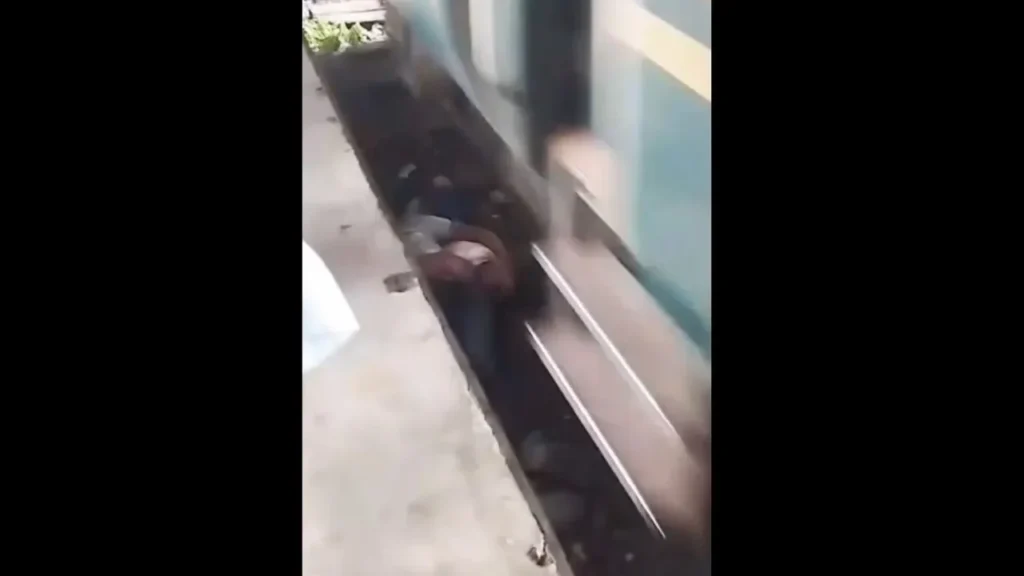 Pai salta nos trilhos do trem para salvar o filho bebê; vídeo pai-salta-nos-trilhos-do-trem-para-salvar-o-filho-bebe;-video