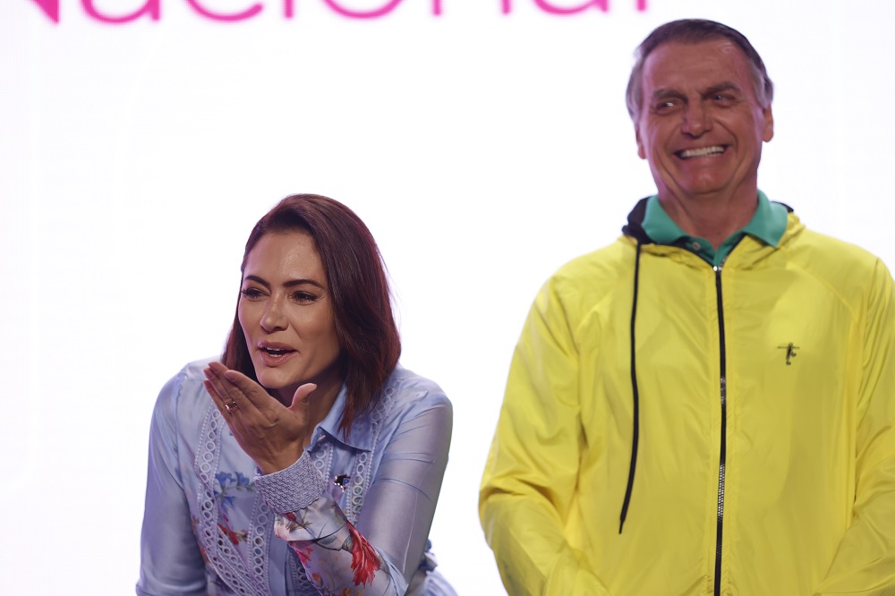 Michelle pede orações antes da cirurgia de Bolsonaro michelle-pede-oracoes-antes-da-cirurgia-de-bolsonaro
