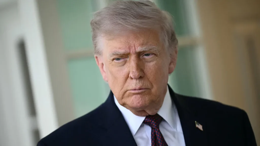 Trump afirma que aplicará tarifa de 25% sobre automóveis da União Europeia trump-afirma-que-aplicara-tarifa-de-25%-sobre-automoveis-da-uniao-europeia