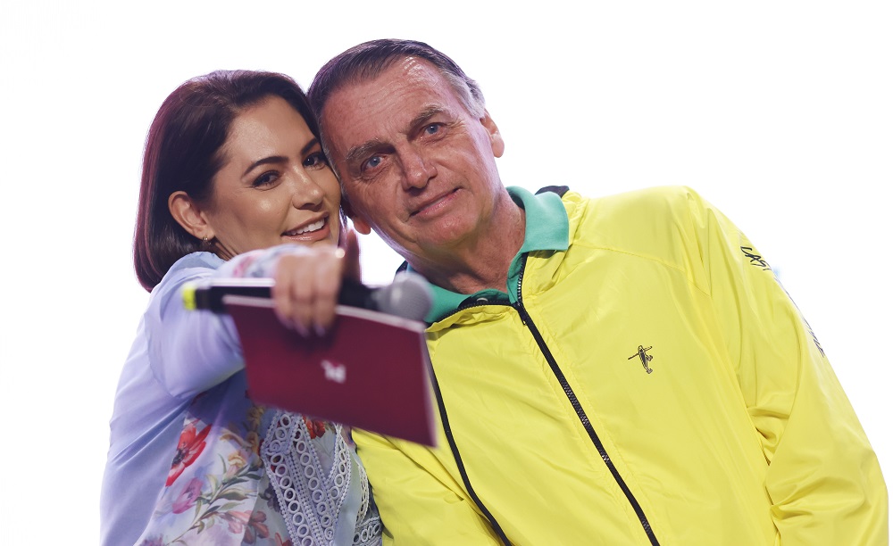 Michelle diz que Bolsonaro passa bem e mexe dedos das mãos após cirurgia michelle-diz-que-bolsonaro-passa-bem-e-mexe-dedos-das-maos-apos-cirurgia