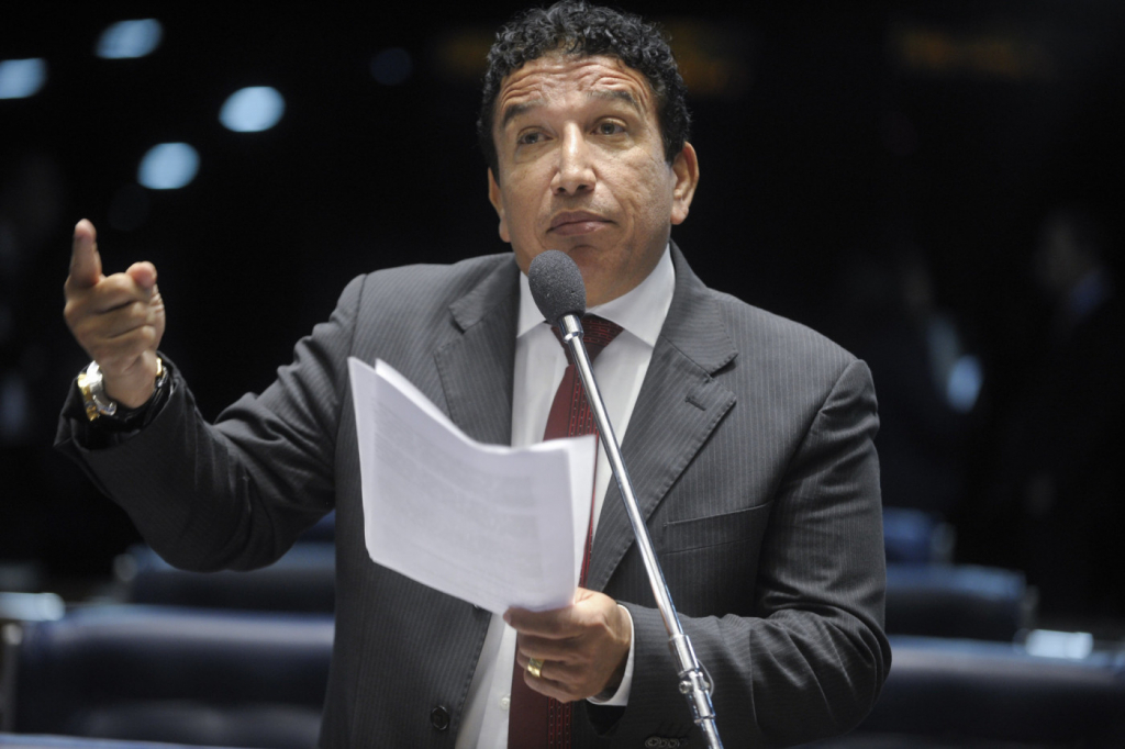 Técnica de enfermagem acusa Magno Malta de agressão; senador nega tecnica-de-enfermagem-acusa-magno-malta-de-agressao;-senador-nega