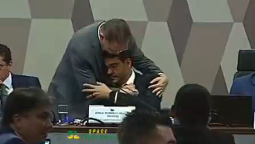Líder da oposição abraça Messias durante sabatina, é criticado e se explica: ‘princípio de educação’ lider-da-oposicao-abraca-messias-durante-sabatina,-e-criticado-e-se-explica:-‘principio-de-educacao’