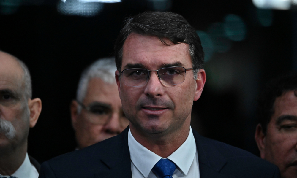 Flávio Bolsonaro diz que, se eleito, usará seu prestígio para reduzir maioridade penal flavio-bolsonaro-diz-que,-se-eleito,-usara-seu-prestigio-para-reduzir-maioridade-penal