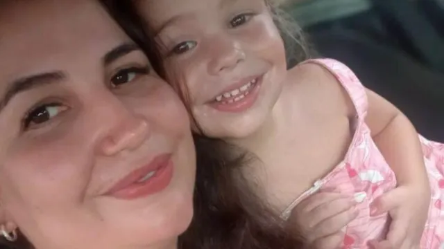 Mãe e filha de 3 anos são achadas mortas em carro submerso em rio do PR mae-e-filha-de-3-anos-sao-achadas-mortas-em-carro-submerso-em-rio-do-pr