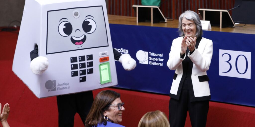 Urna eletrônica “acabou com a fraude eleitoral”, diz Cármen Lúcia urna-eletronica-“acabou-com-a-fraude-eleitoral”,-diz-carmen-lucia