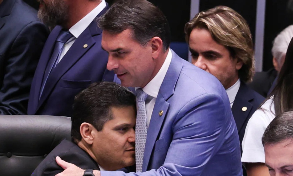 Grupo de Flávio Bolsonaro articula apoio de Alcolumbre na sucessão do governo do RJ grupo-de-flavio-bolsonaro-articula-apoio-de-alcolumbre-na-sucessao-do-governo-do-rj