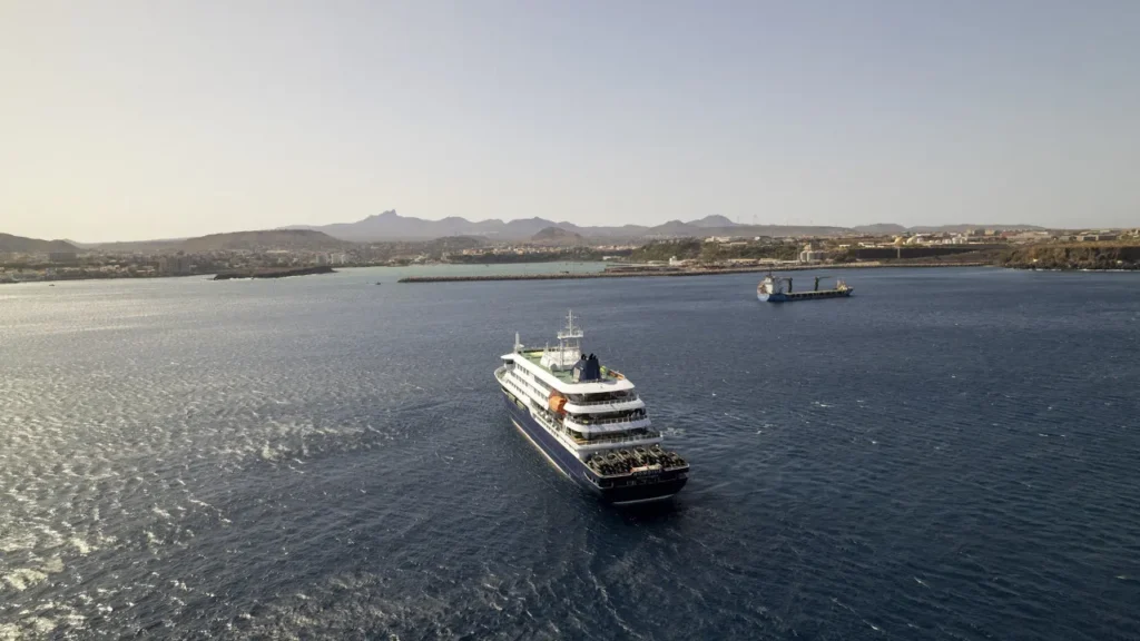 navio-de-cruzeiro-atingido-por-hantavirus-retira-passageiros-doentes