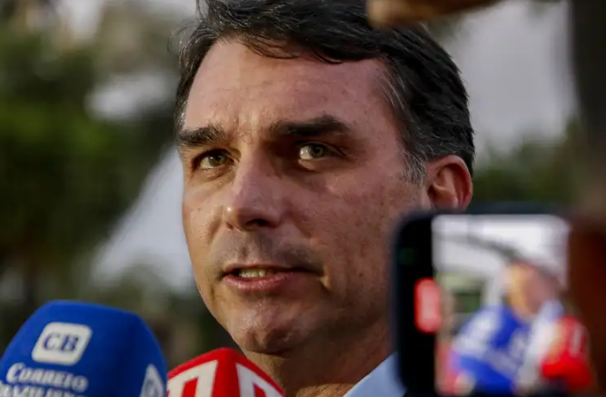Flávio Bolsonaro acusa Moraes de articular inelegibilidade de Eduardo Bolsonaro flavio-bolsonaro-acusa-moraes-de-articular-inelegibilidade-de-eduardo-bolsonaro