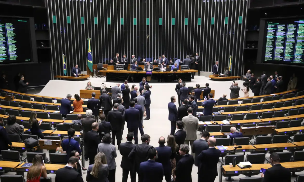 Câmara aprova aposentadoria compulsória de empregados públicos aos 75 anos camara-aprova-aposentadoria-compulsoria-de-empregados-publicos-aos-75-anos