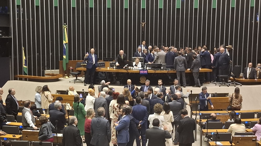 Deputados suspensos por ocupar a Mesa da Câmara recorrem da decisão na CCJ deputados-suspensos-por-ocupar-a-mesa-da-camara-recorrem-da-decisao-na-ccj