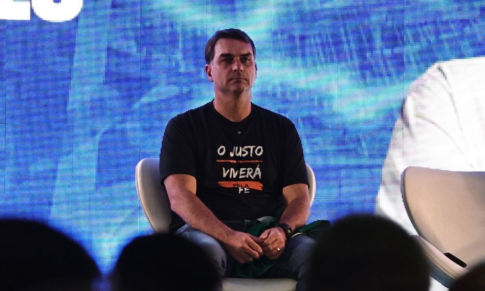 Após vazamento de conversa com Vorcaro, marqueteiro deixa pré-campanha de Flávio apos-vazamento-de-conversa-com-vorcaro,-marqueteiro-deixa-pre-campanha-de-flavio