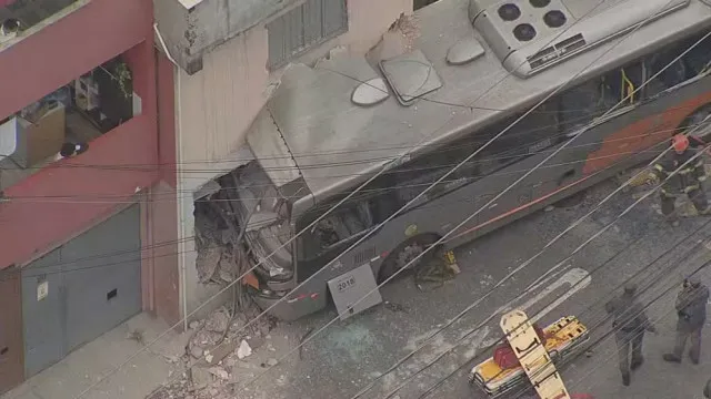 Ônibus invade sobrado e deixa sete feridos na zona oeste de SP onibus-invade-sobrado-e-deixa-sete-feridos-na-zona-oeste-de-sp