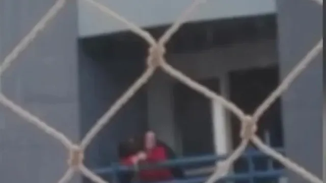 Casal transa na sacada e vizinhos acionam a polícia: “Então não olhem” casal-transa-na-sacada-e-vizinhos-acionam-a-policia:-“entao-nao-olhem”