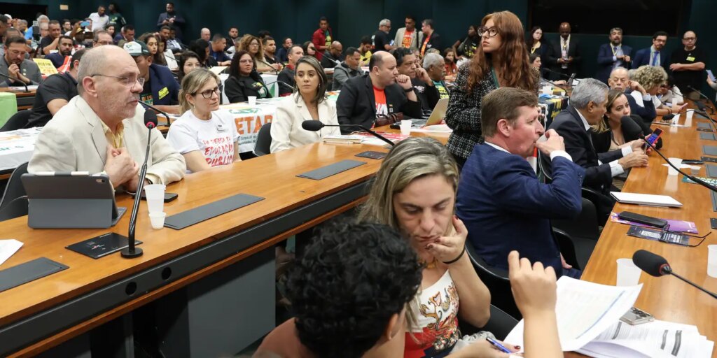 movimentos-sociais-e-entidades-defendem-fim-da-escala-6×1-na-camara
