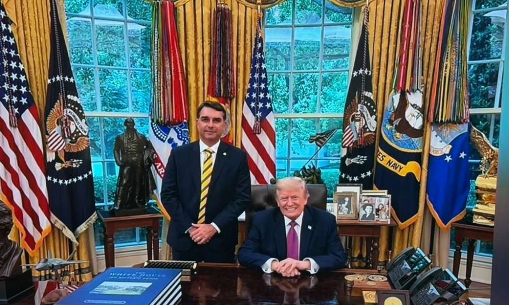 Flávio Bolsonaro se encontra com Trump na Casa Branca flavio-bolsonaro-se-encontra-com-trump-na-casa-branca