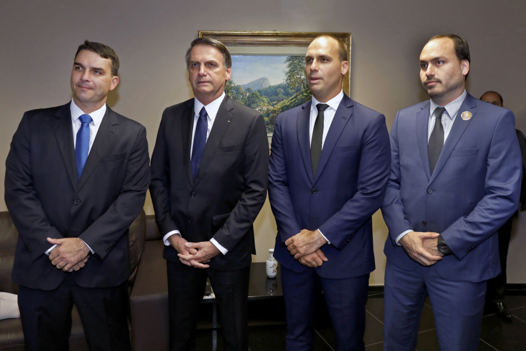 Moraes pede posição da PGR sobre inclusão de Bolsonaro e Flávio em ação contra Eduardo moraes-pede-posicao-da-pgr-sobre-inclusao-de-bolsonaro-e-flavio-em-acao-contra-eduardo