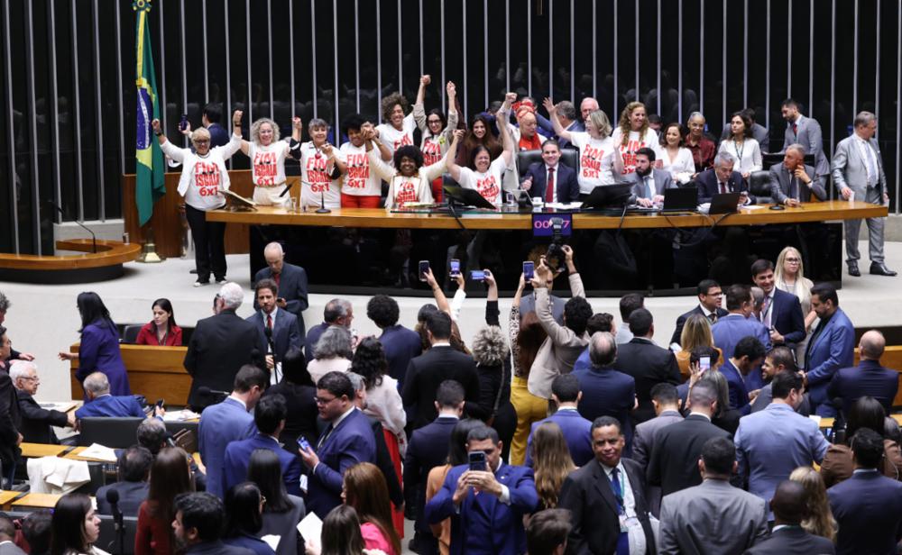 Câmara aprova PEC de fim da escala 6×1 camara-aprova-pec-de-fim-da-escala-6×1