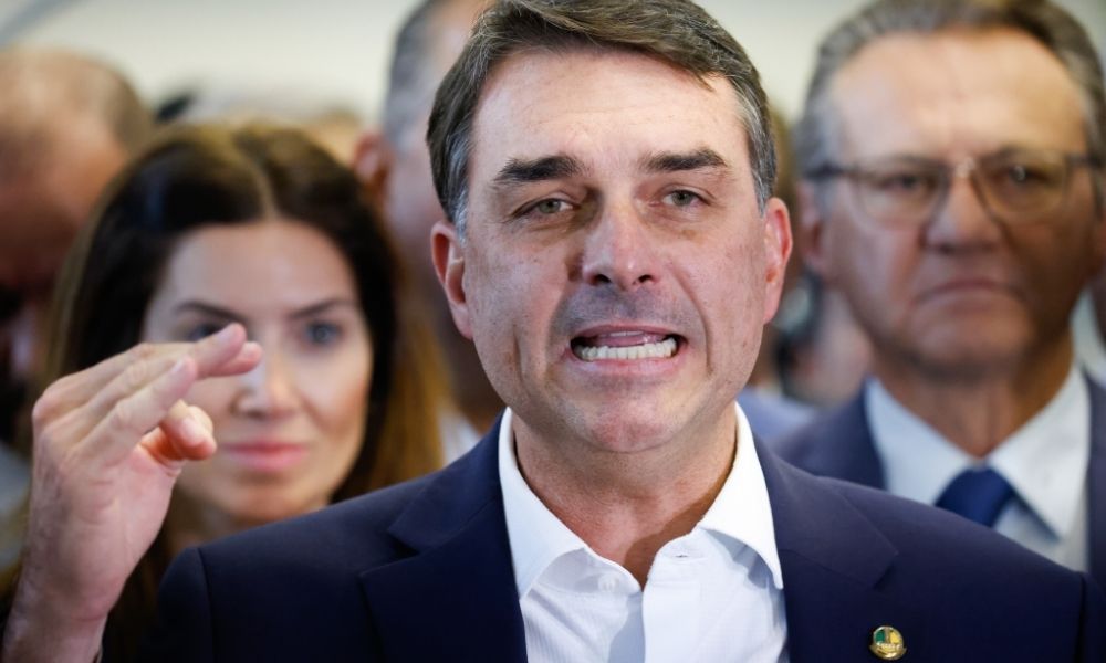 Flávio diz que operação policial em ONG ‘não tem nada a ver com filme’ sobre Bolsonaro flavio-diz-que-operacao-policial-em-ong-‘nao-tem-nada-a-ver-com-filme’-sobre-bolsonaro